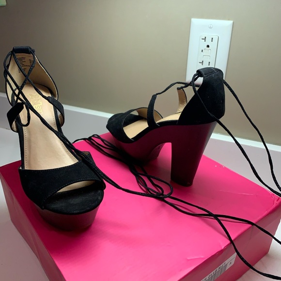 Fashion Nova Wooden Base High Heels - Picture 3 of 3
